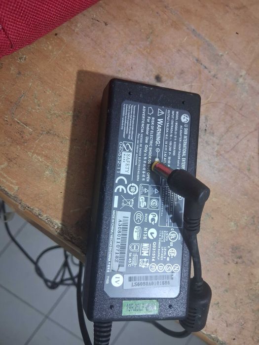 Carregador portátil 19v 3.42amp falta o cabo