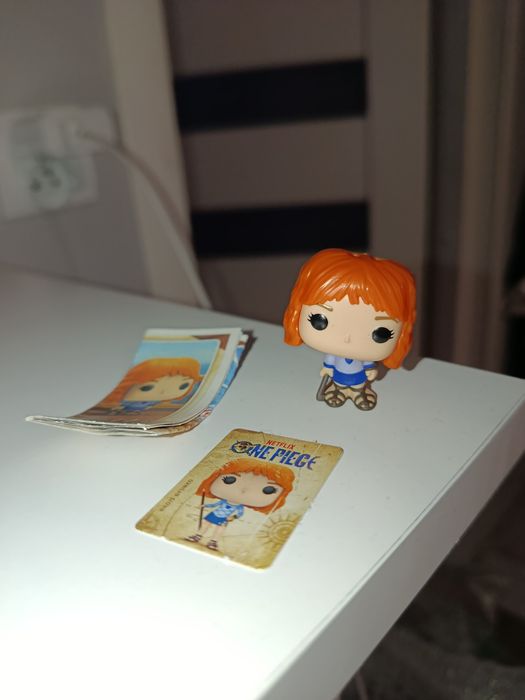 Kinder joy one piece Nami figurka.