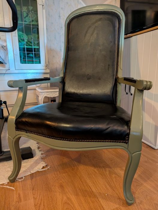 Cadeirão todo em pele, antigo e restaurado