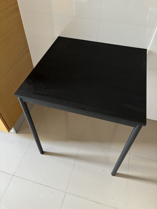 Mesa com cadeiras IKEA
