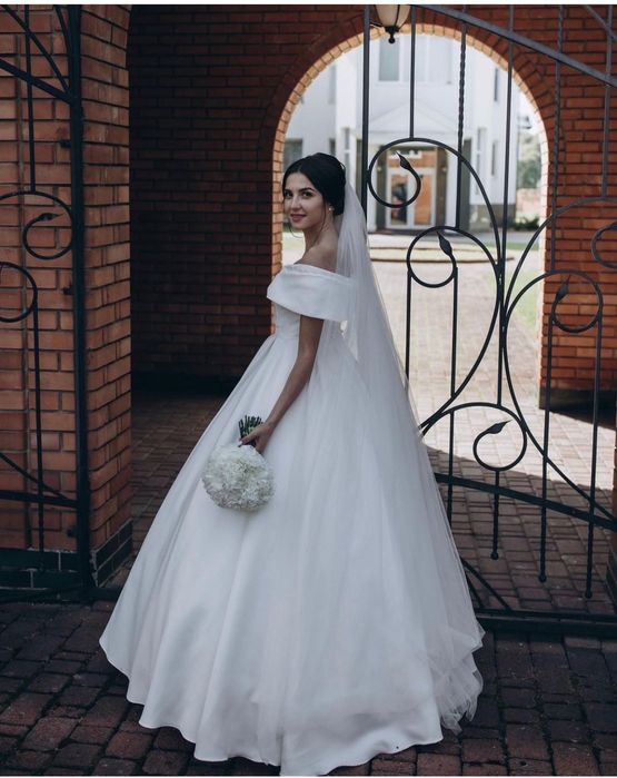 Весільне плаття пишне