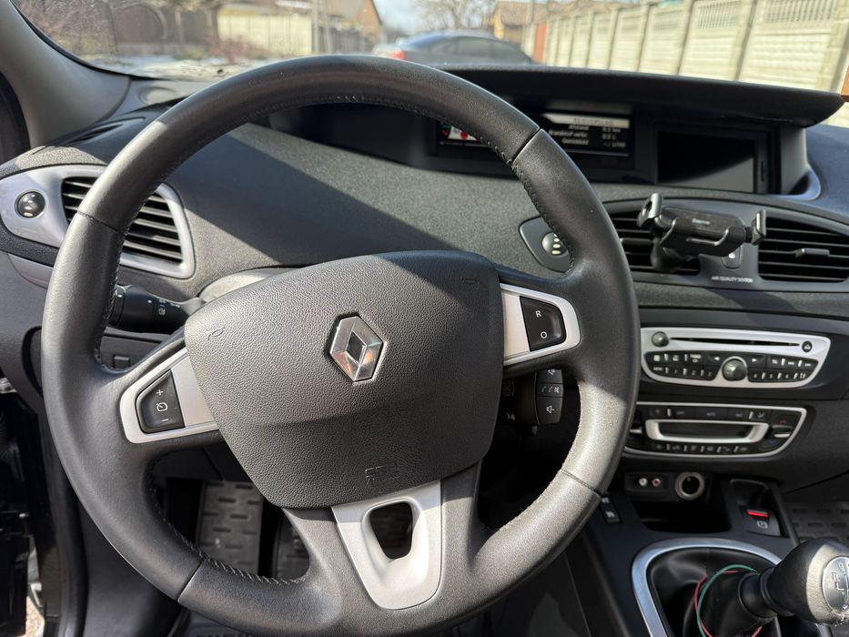 Продам машину Renault Scenic 2011
