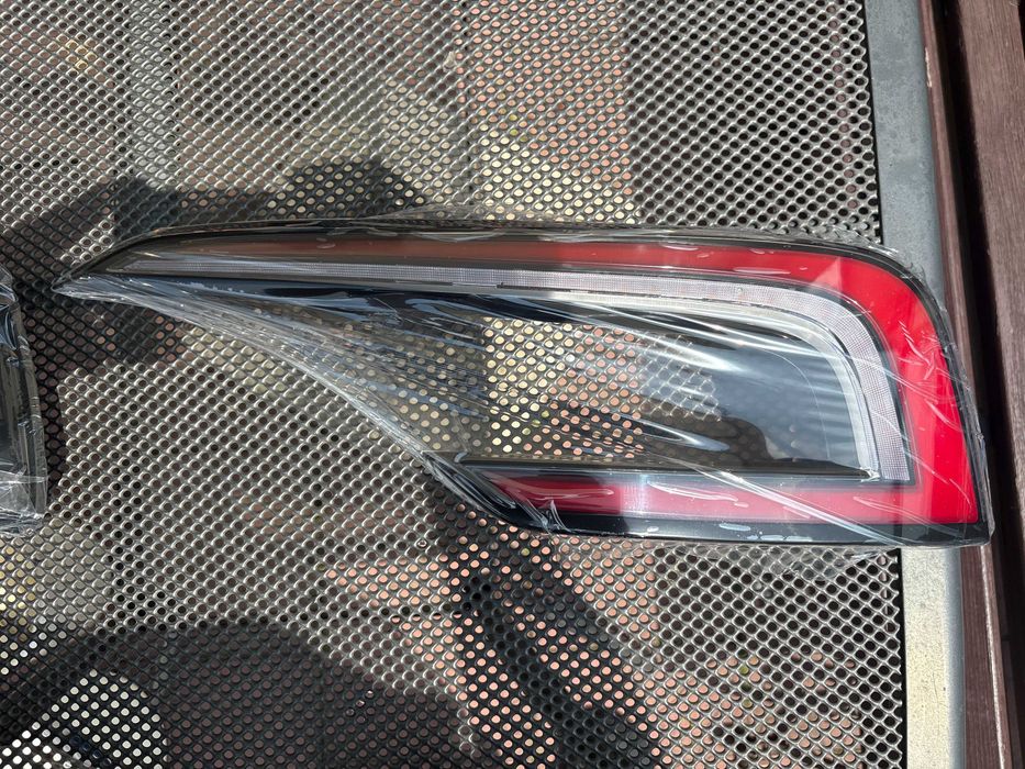 Фонар Tesla model 3 2023- Highland В кришку багажника і бампер