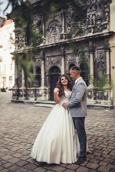 Атласне весільне плаття