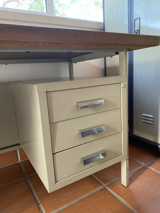 Desk with Two Drawer Blocks64585699654531122