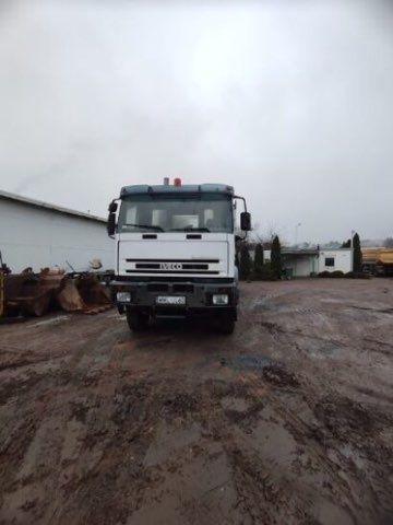 Samochód Ciężarowy Iveco Traker 4 osiowe z HDS