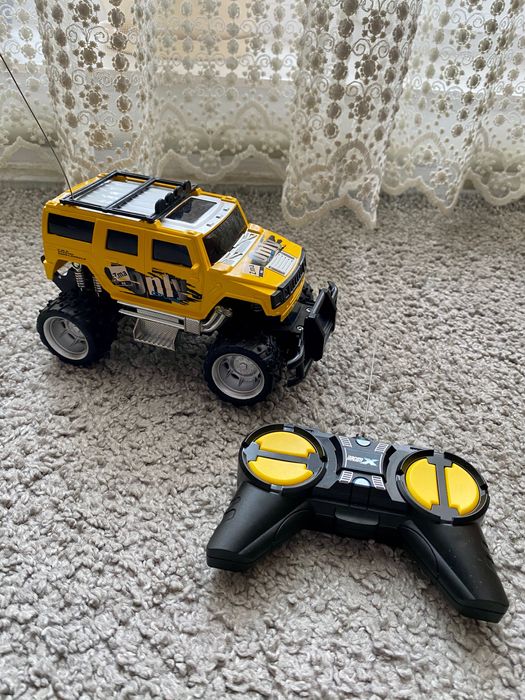 Джип Hummer на радіоуправлінні