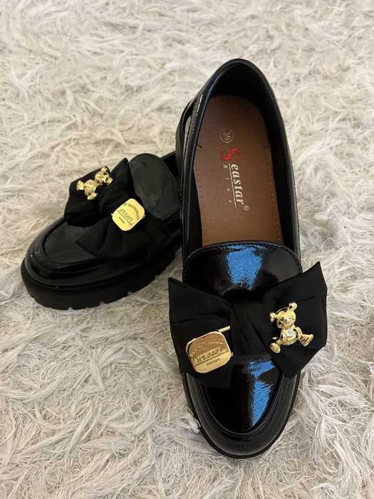 Lakierowane półbuty ozdobna kokarda z misiem