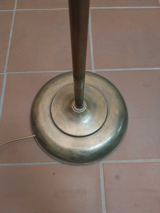 Candeeiro de pé em latão