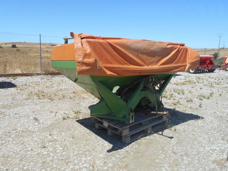 Espalhador de adubo Amazone de 2.000L