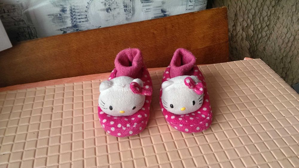 Плюшевые тапочки Hello Kitty размер 7-8 в хорошем состоянии