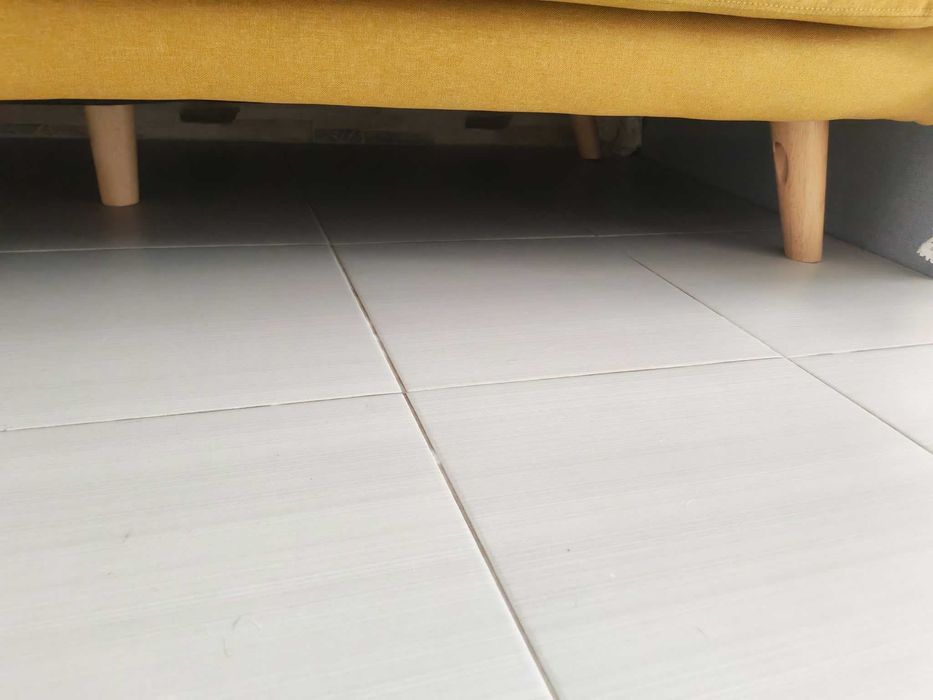 Sofá Amarelo com pés em madeira