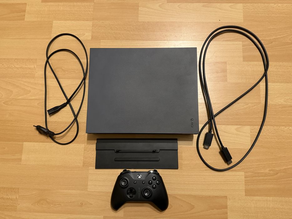 Xbox One X Project Scorpio + 8 gier