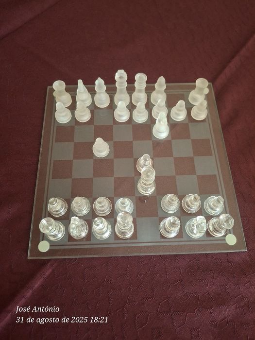 Tabuleiro de vidro com peças de xadrez
