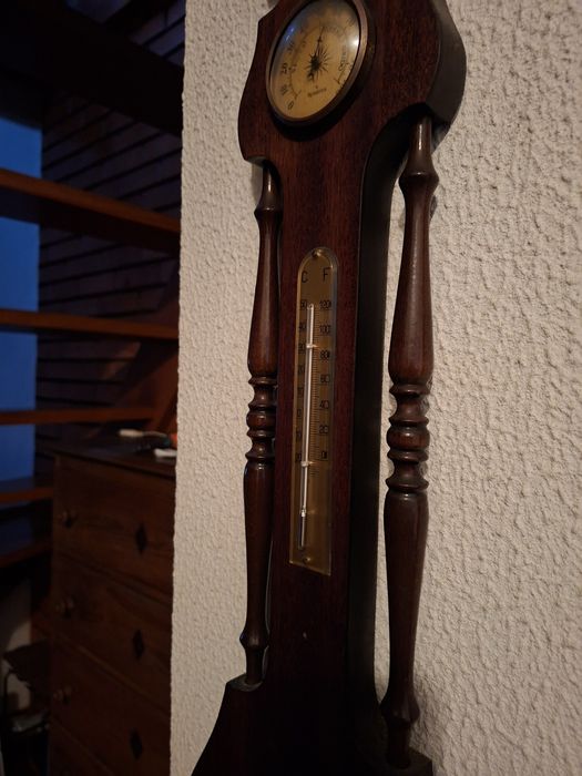 Relógio de parede em madeira escura