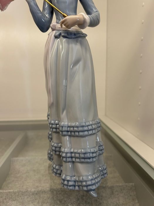 Lladró 4879 senhora com guarda sol