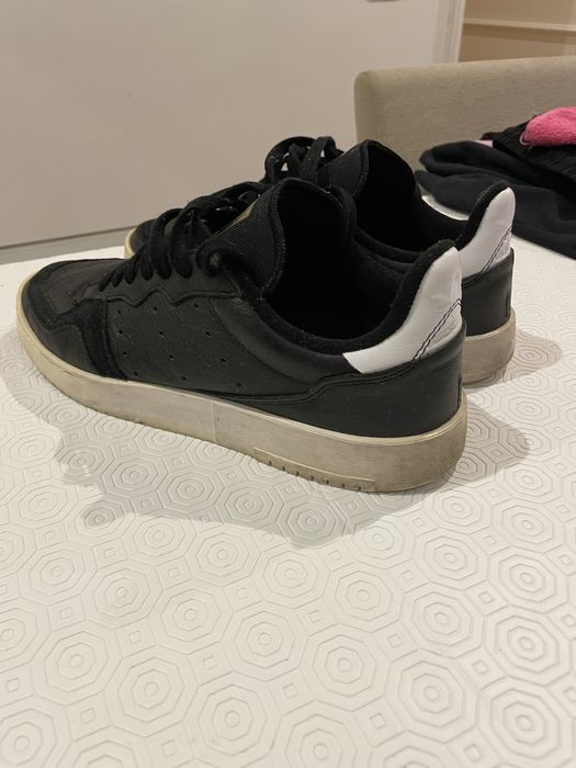 Adidas de cabedao preto, muito bom estado.