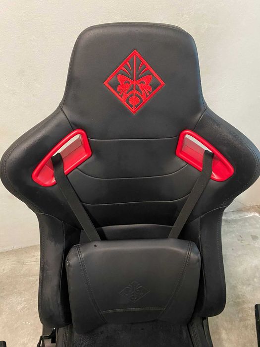 Cadeira Gaming HP OMEN Elevador a Gás Classe 4 - Preto e Vermelho
