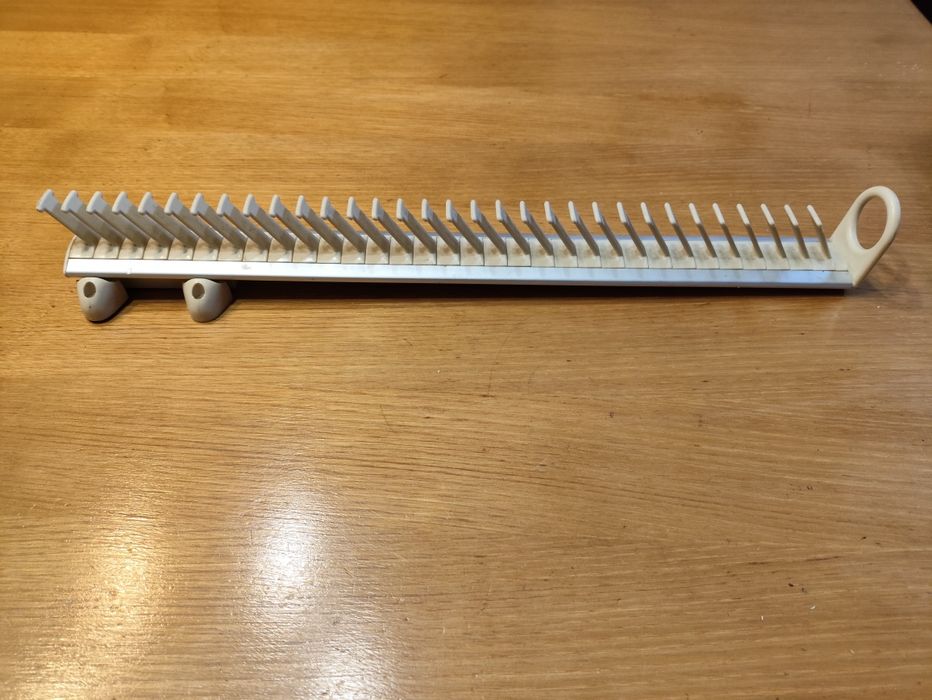 Cabide para pendurar gravatas.