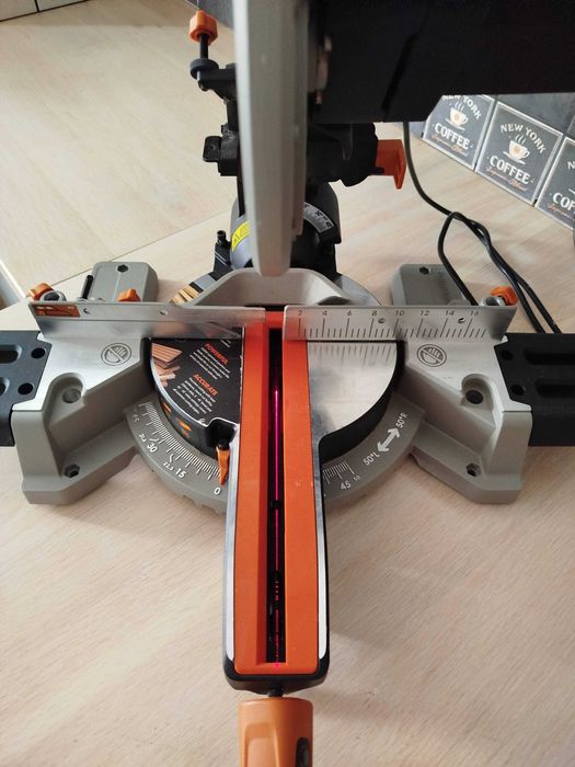 Piła ukośnica z posuwem EVOLUTION R210SMS 210mm 1500W