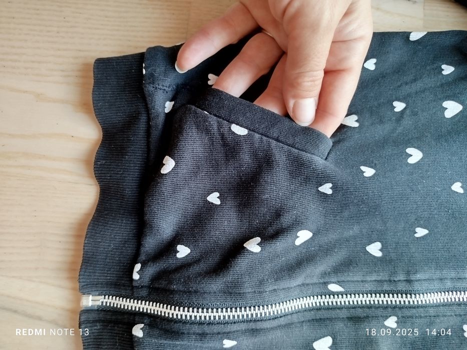 Czarna bawełniana bluza zasuwana białe serca serduszka H&M 110/116