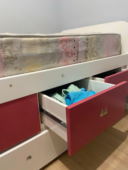 Cama de solteiro com gavetas