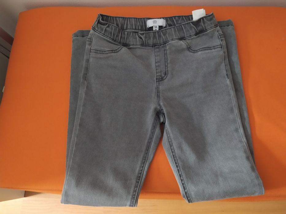 Jegging cinza + camisa branca menina
