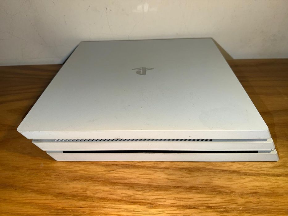 PS4 pro 1tb com dois comandos