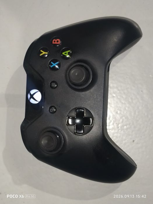 Ігрова приставка Xbox One X 1TB (1080p / 4K) + геймпад, ідеальний стан
