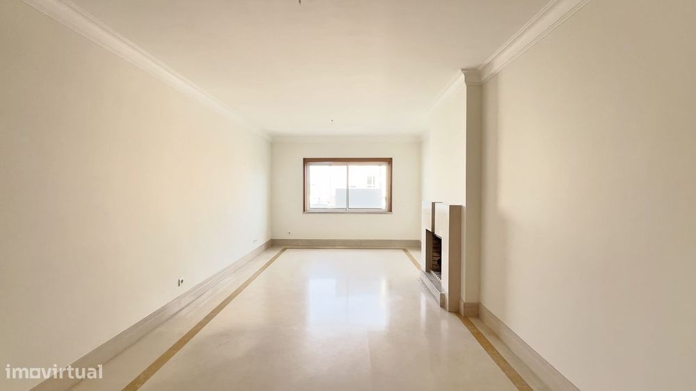 T2 com garagem, varanda e acessibilidade em Lisboa