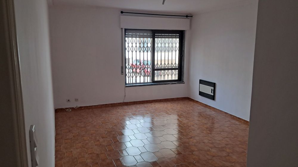 T1, com cozinha equipada na Parede