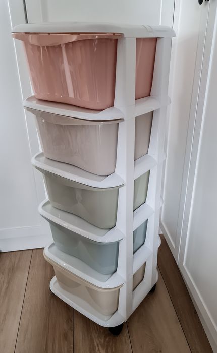 Kolorowy Regał z Plastikowymi Pojemnikami na Kółkach Szuflady