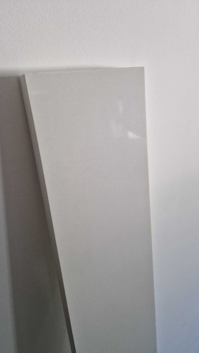 Biały parapet z marmuru