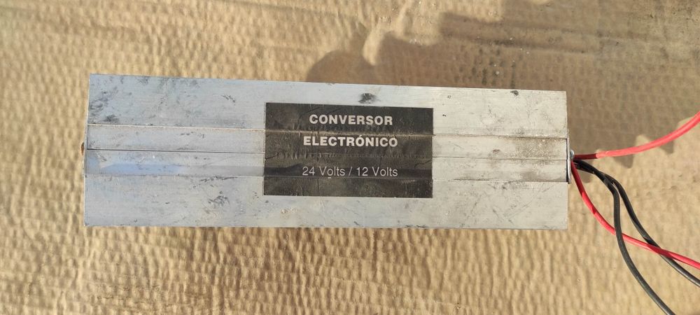 Conversor de voltagem 24Vdc para 12Vdc com capacidade de 20Amperes.