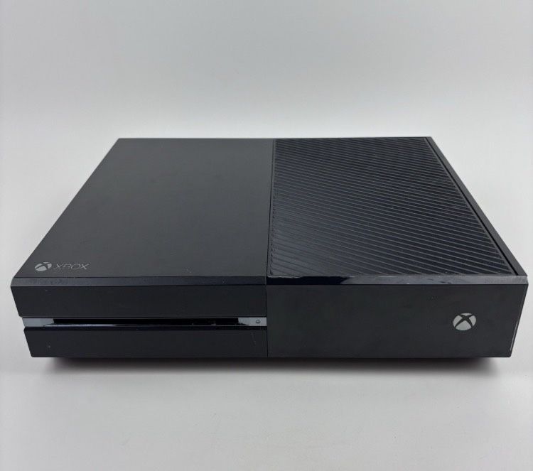 xbox one com todos cabos e uma bateria recarregavel mas ja vendi o comando , tudo por 70€