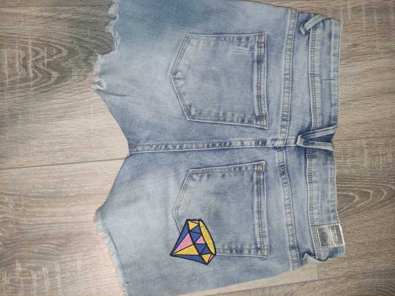 Spodenki jeansowe z naszywkami