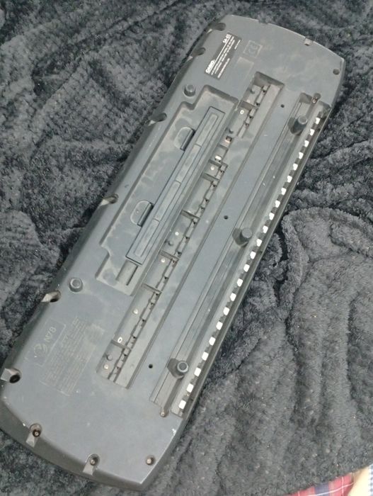 Órgão Casio a funcionar menos duas teclas