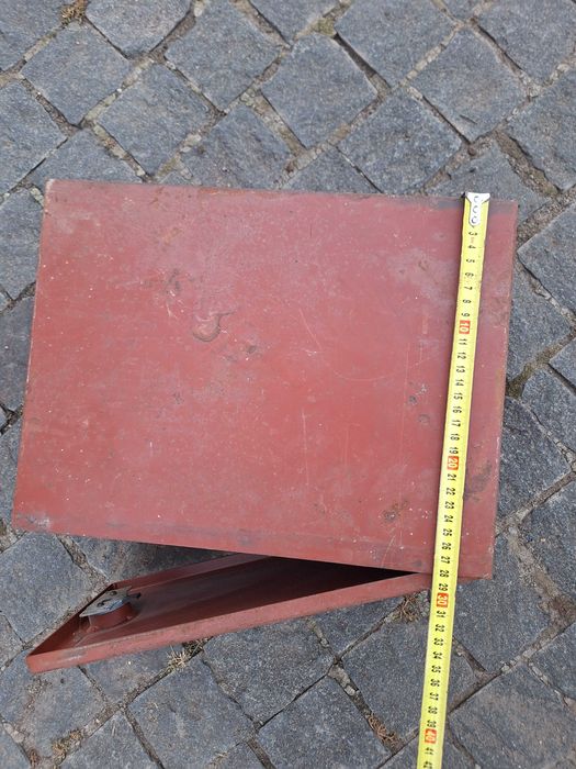 Металлический сейф с ключами