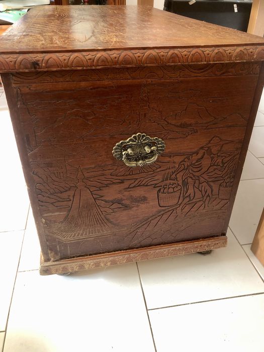 Arca com motivos asiáticos