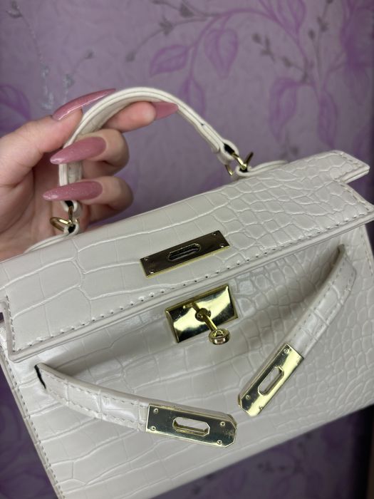 Сумка лакова шкіряна бежева у стилі kelly