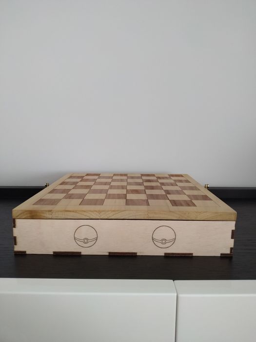 Tabuleiro de xadrez em madeira com figuras Pokémon