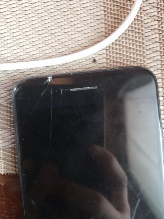 Продам айфон 7+.