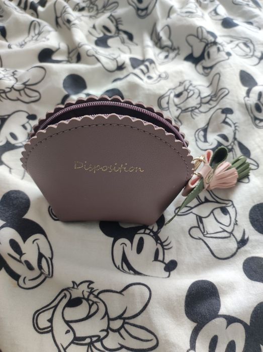 Brązowa mała portmonetka z breloczkiem