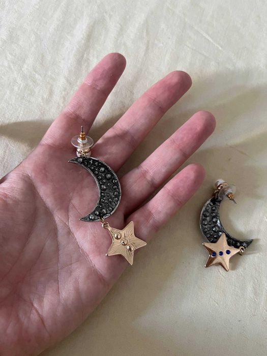 Brincos lua com strass e estrela dourada, com pérola