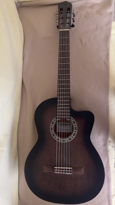 Guitarra Romero com cutaway e pickup e estojo almofadado