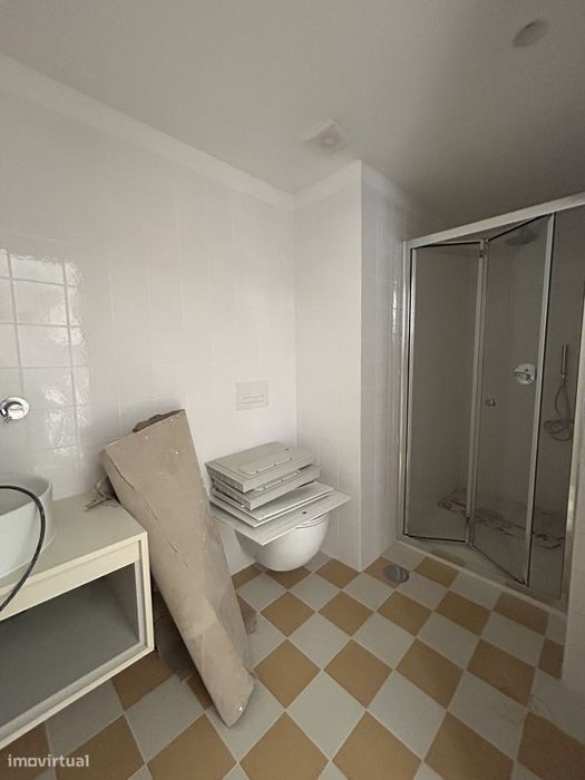 Vende-Se T2 Duplex Novo, Com Terraço E Suíte, No Centro De Braga.