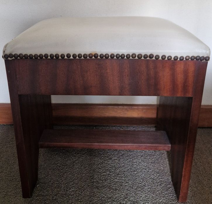 Banco /Repousa pés/ Banqueta de Piano Antiga (Vintage) com Prateleira de Pautas