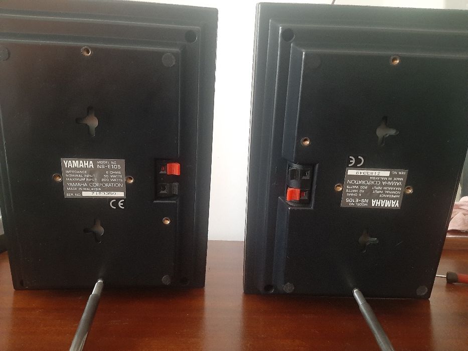 Um par colunas YAMAHA NS-E105