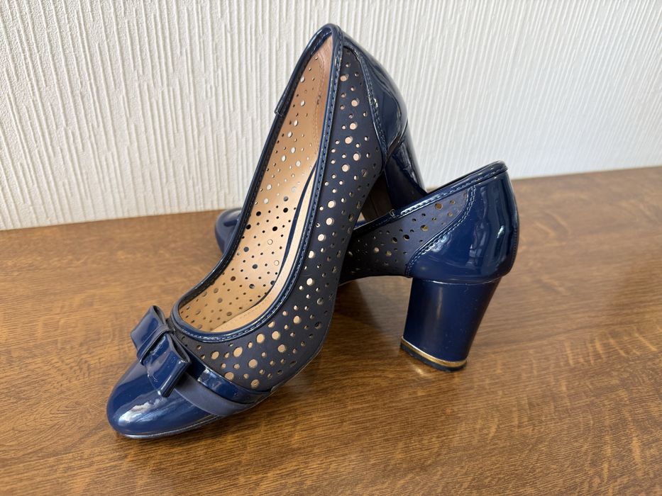 Eleganckie Buty granatowe r. 39  Clara Barson