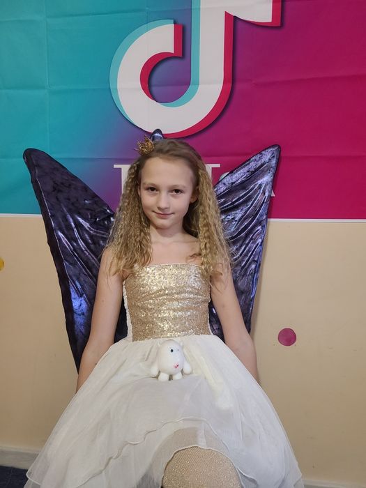 Платье красивое , золотое, праздничное, нарядное, вместе с жилетклой